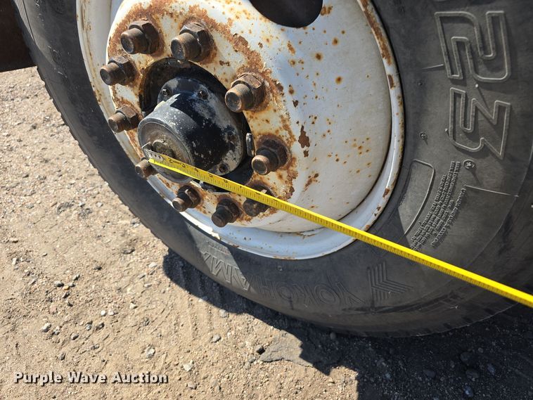 image for item DO5462 1994 Ford L8000 dump truck