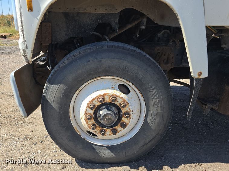 image for item DO5462 1994 Ford L8000 dump truck