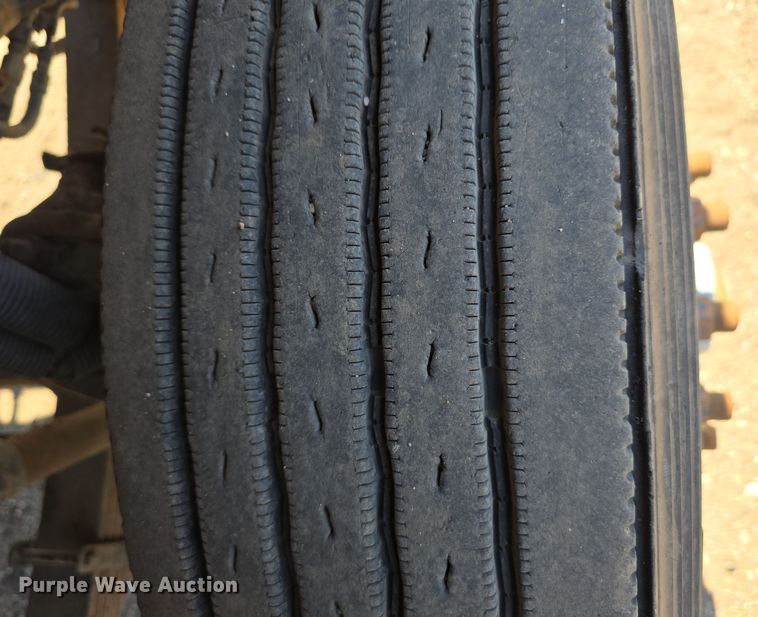 image for item DO5462 1994 Ford L8000 dump truck