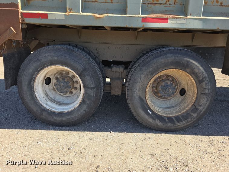 image for item DO5462 1994 Ford L8000 dump truck