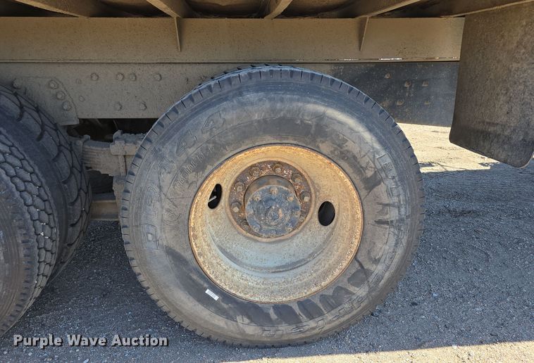 image for item DO5462 1994 Ford L8000 dump truck