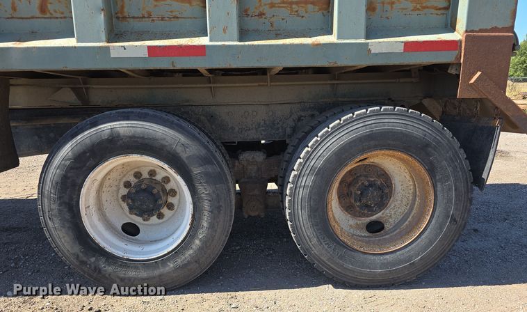 image for item DO5462 1994 Ford L8000 dump truck