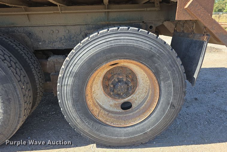 image for item DO5462 1994 Ford L8000 dump truck