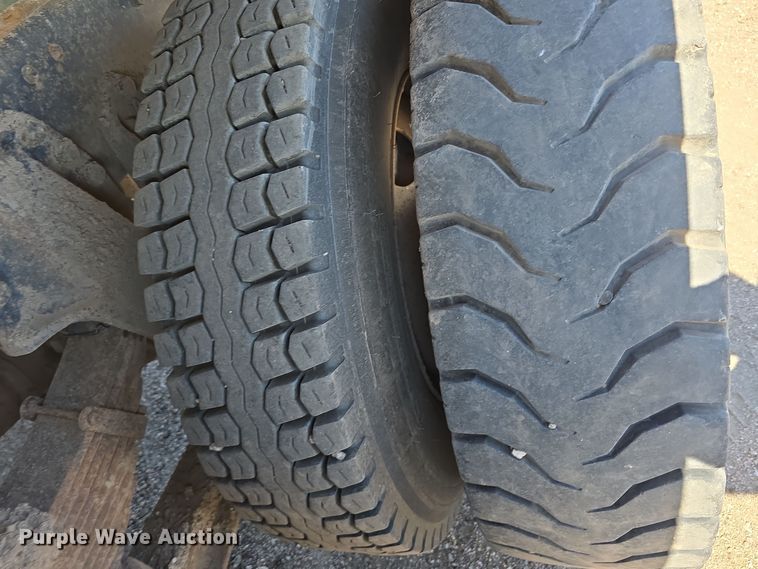 image for item DO5462 1994 Ford L8000 dump truck