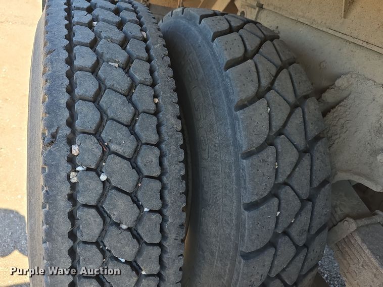 image for item DO5462 1994 Ford L8000 dump truck