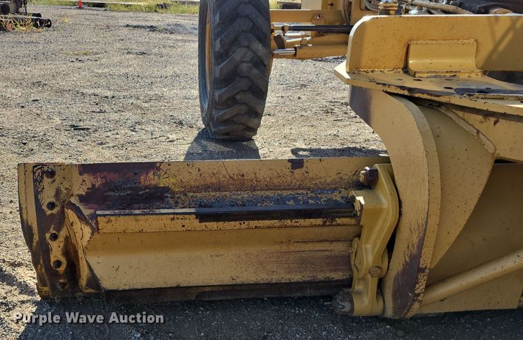 image for item DO5464 2000 Caterpillar 140 VHP motor grader