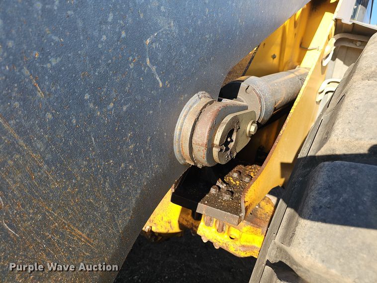 image for item DO5467 2005 John Deere 724J wheel loader