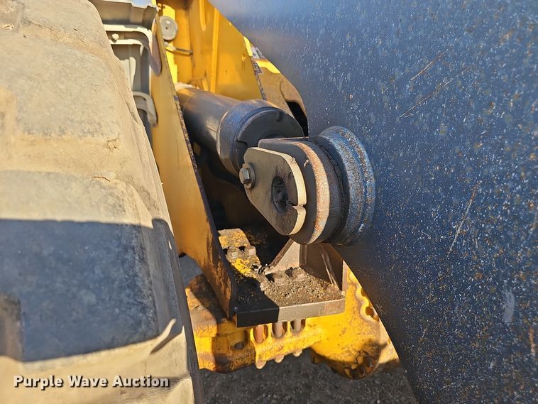 image for item DO5467 2005 John Deere 724J wheel loader