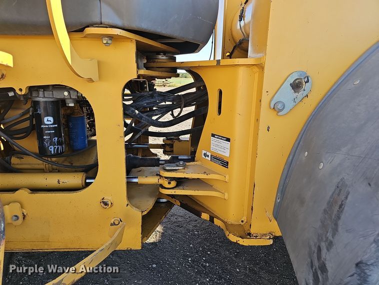 image for item DO5467 2005 John Deere 724J wheel loader