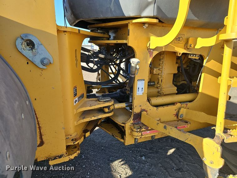 image for item DO5467 2005 John Deere 724J wheel loader