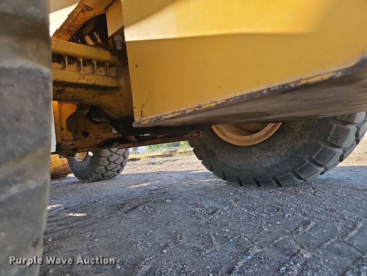 image for item DO5467 2005 John Deere 724J wheel loader