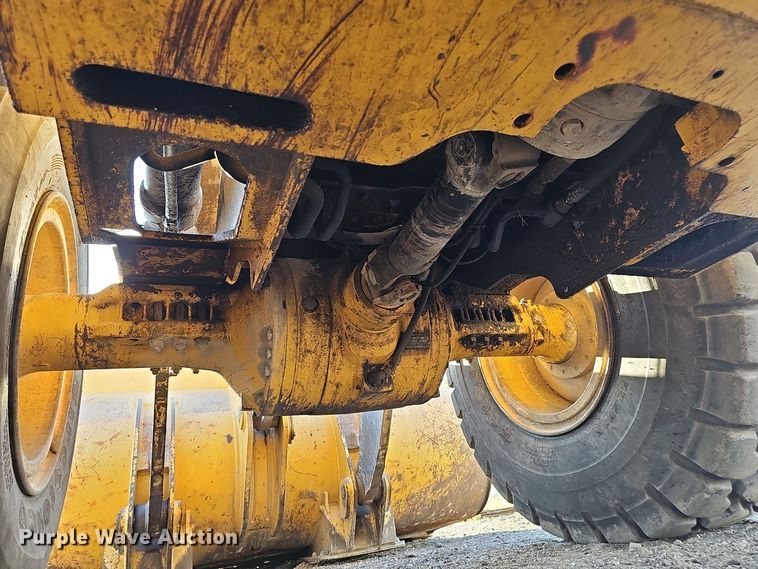 image for item DO5467 2005 John Deere 724J wheel loader