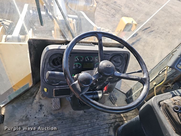 image for item DO5467 2005 John Deere 724J wheel loader