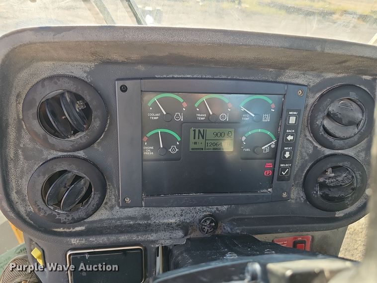 image for item DO5467 2005 John Deere 724J wheel loader