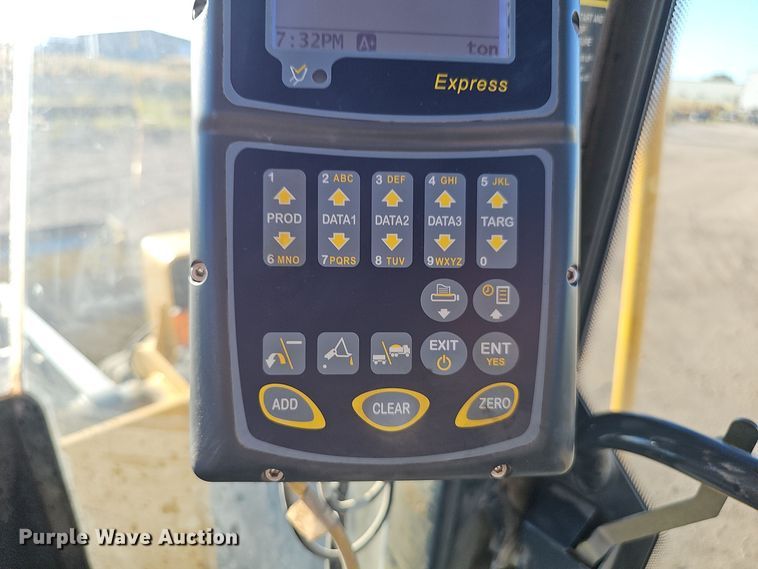 image for item DO5467 2005 John Deere 724J wheel loader