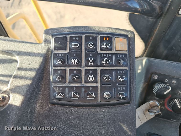 image for item DO5467 2005 John Deere 724J wheel loader