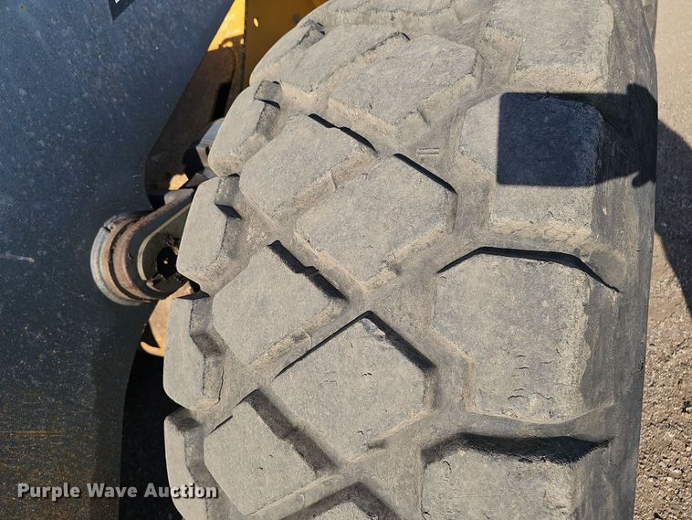 image for item DO5467 2005 John Deere 724J wheel loader