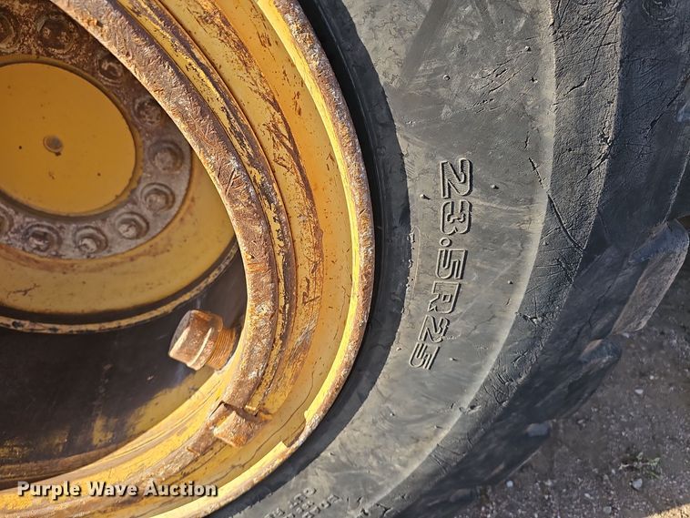 image for item DO5467 2005 John Deere 724J wheel loader