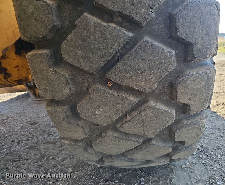 image for item DO5467 2005 John Deere 724J wheel loader