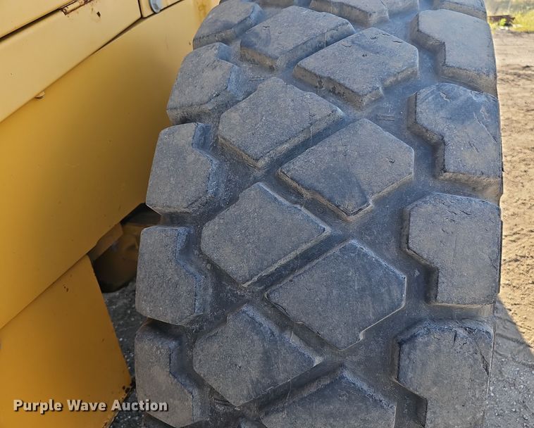 image for item DO5467 2005 John Deere 724J wheel loader