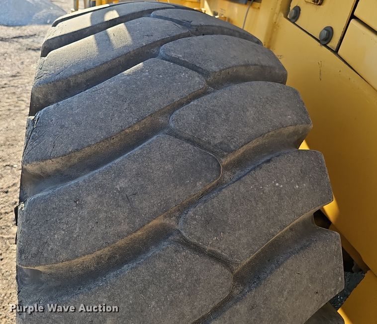 image for item DO5467 2005 John Deere 724J wheel loader
