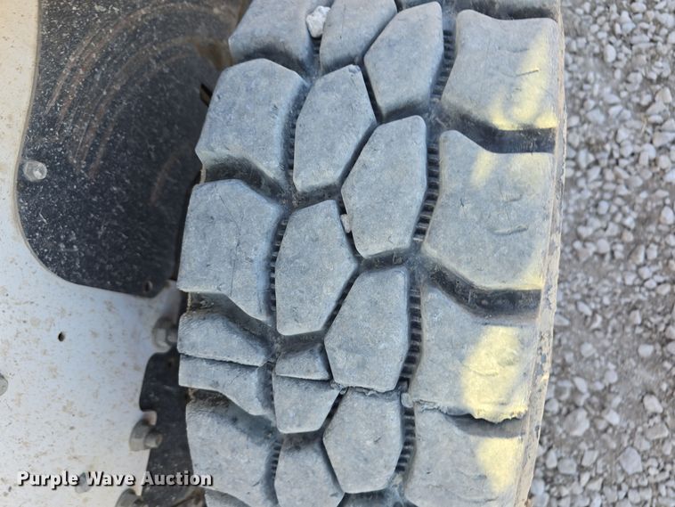 image for item DO5529 2016 Bobcat S750 skid steer loader