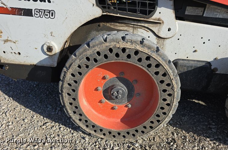 image for item DO5529 2016 Bobcat S750 skid steer loader