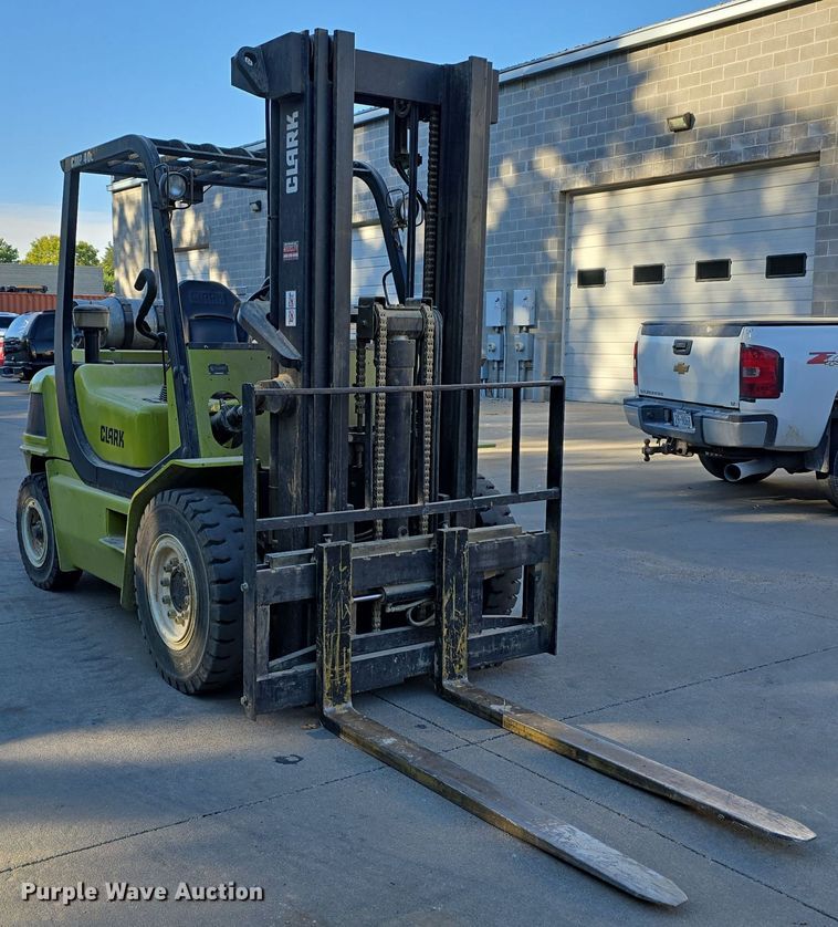 image for item DO5544 Clark CMP 40L forklift