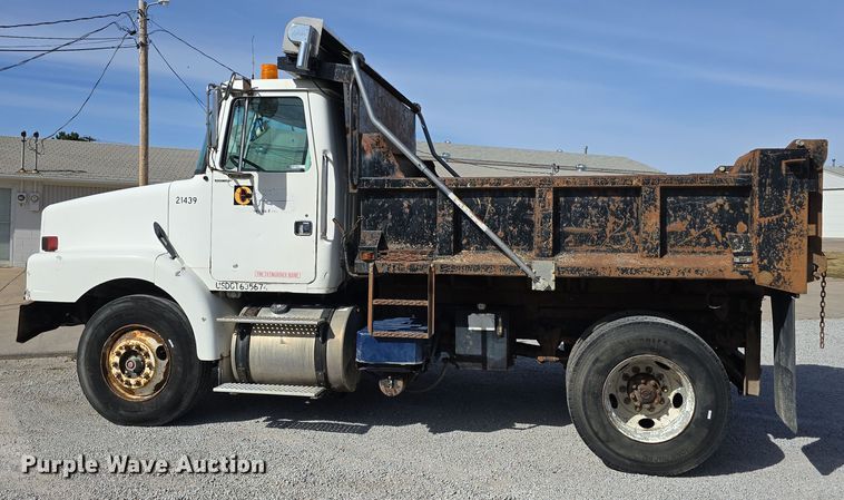 image for item DO5554 1995 White GMC WG dump truck