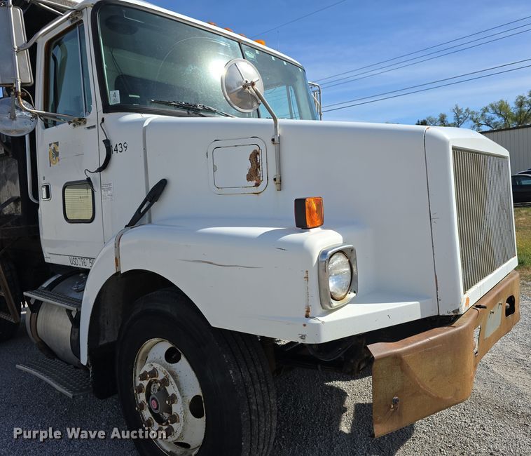 image for item DO5554 1995 White GMC WG dump truck