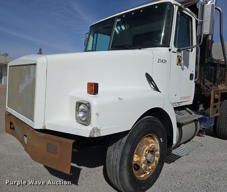 image for item DO5554 1995 White GMC WG dump truck