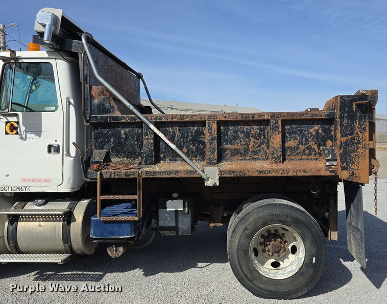 image for item DO5554 1995 White GMC WG dump truck