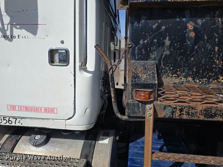 image for item DO5554 1995 White GMC WG dump truck