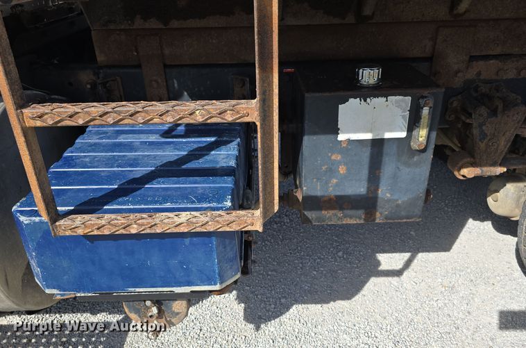 image for item DO5554 1995 White GMC WG dump truck