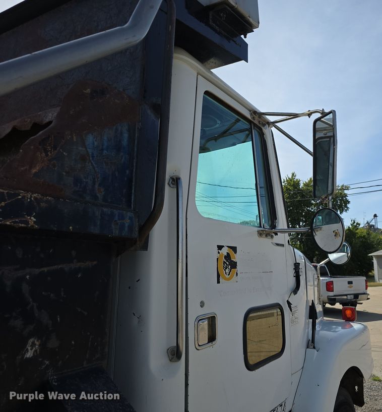 image for item DO5554 1995 White GMC WG dump truck