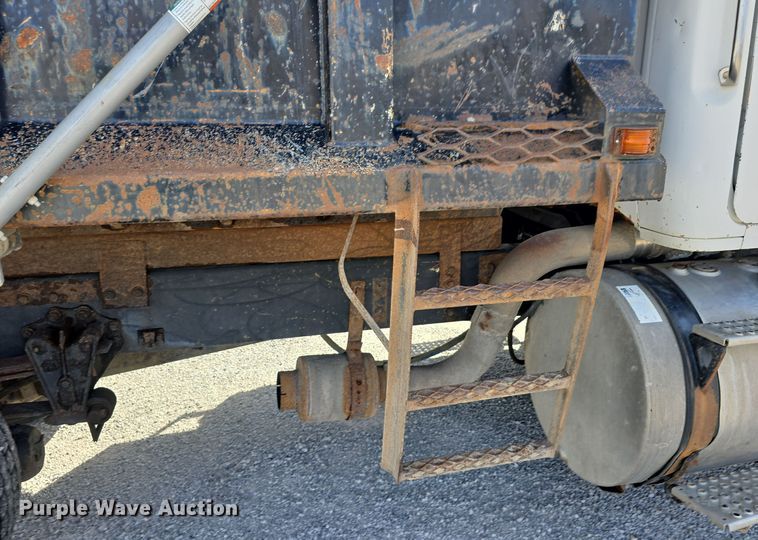 image for item DO5554 1995 White GMC WG dump truck