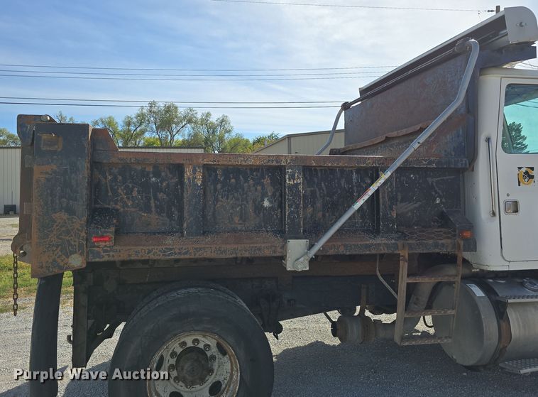 image for item DO5554 1995 White GMC WG dump truck