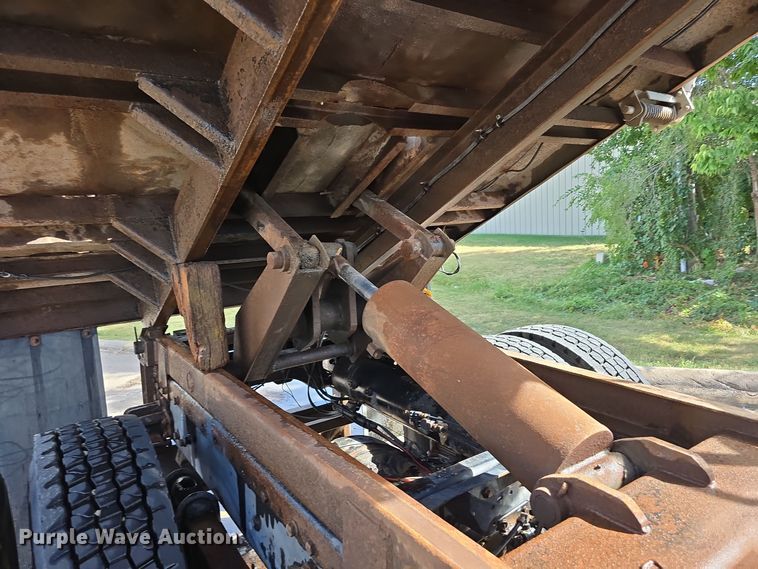 image for item DO5554 1995 White GMC WG dump truck