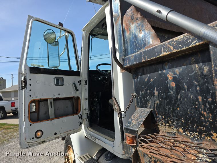 image for item DO5554 1995 White GMC WG dump truck