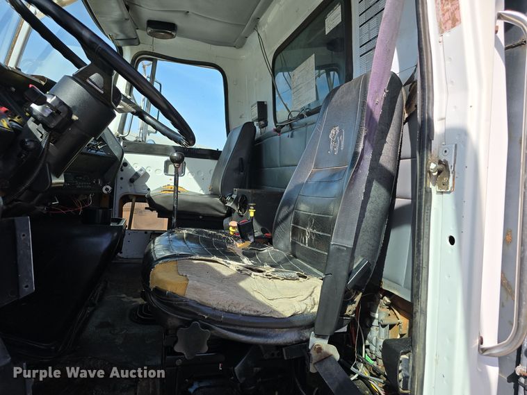 image for item DO5554 1995 White GMC WG dump truck