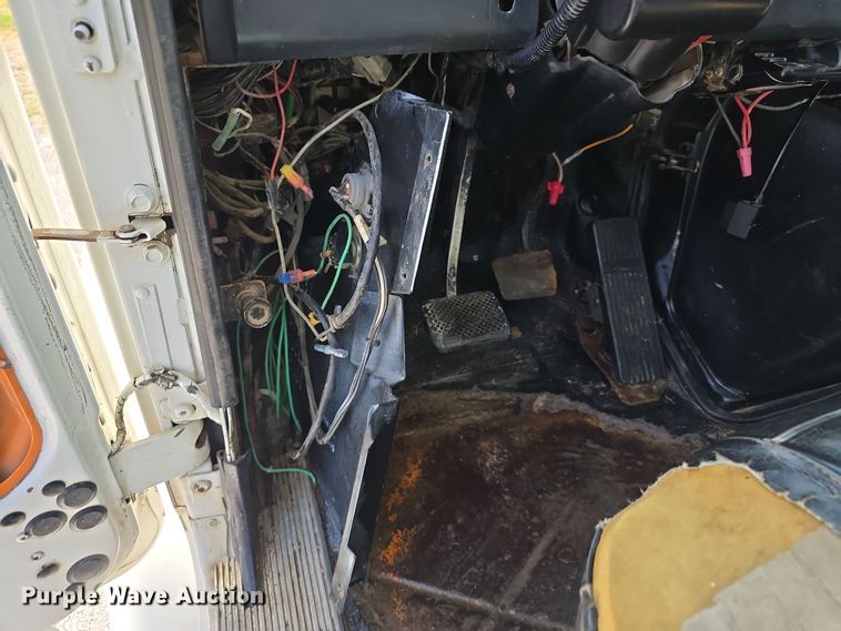 image for item DO5554 1995 White GMC WG dump truck