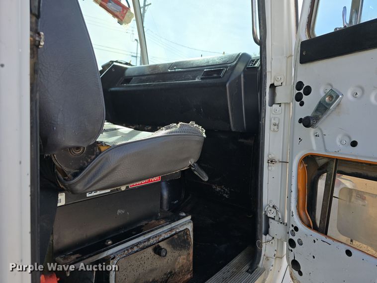 image for item DO5554 1995 White GMC WG dump truck