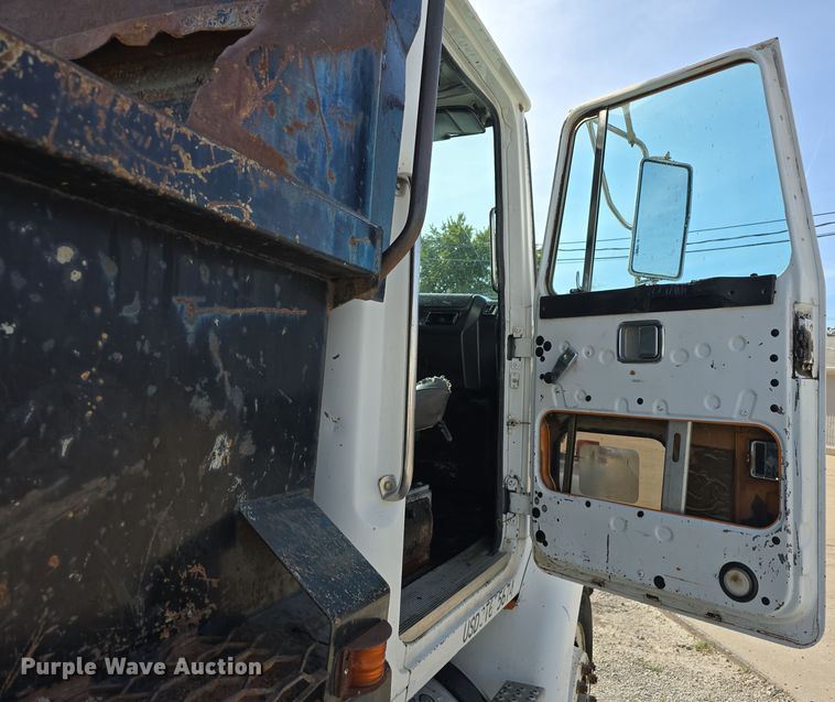 image for item DO5554 1995 White GMC WG dump truck