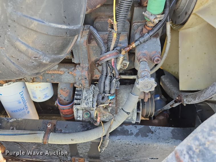 image for item DO5554 1995 White GMC WG dump truck