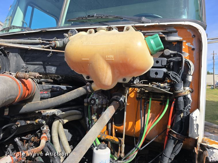 image for item DO5554 1995 White GMC WG dump truck