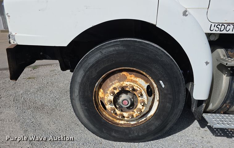 image for item DO5554 1995 White GMC WG dump truck