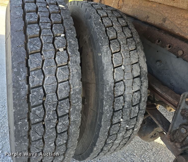 image for item DO5554 1995 White GMC WG dump truck