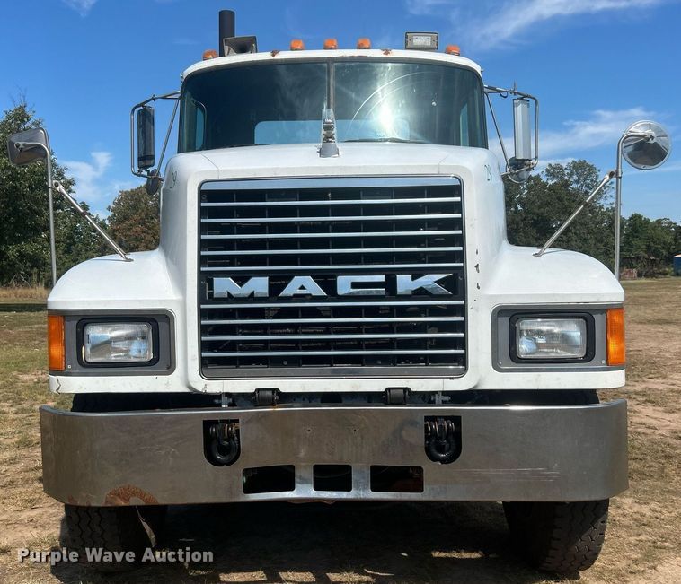 image for item DO7548 1994 Mack CH613 semi truck