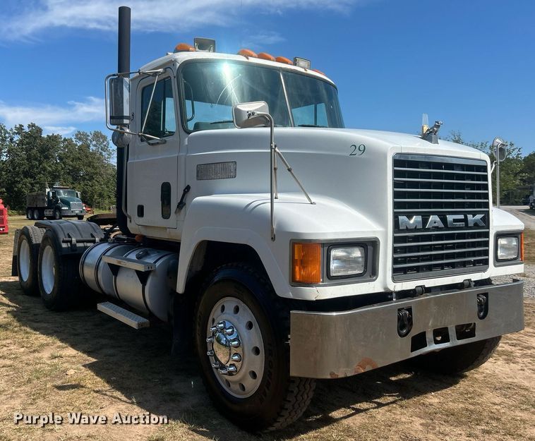 image for item DO7548 1994 Mack CH613 semi truck
