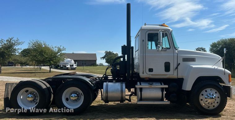 image for item DO7548 1994 Mack CH613 semi truck